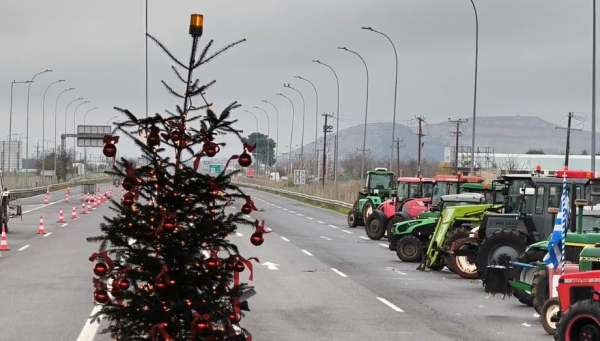 Αγρότες: Με χριστουγεννιάτικο δέντρο το μπλόκο Θήβας – «Δεν φεύγουμε για κανένα λόγο, ανοιχτή η διέλευση για τον κόσμο»
