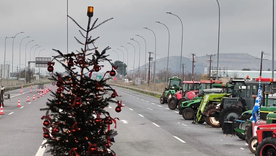 Αγρότες: Με χριστουγεννιάτικο δέντρο το μπλόκο Θήβας – «Δεν φεύγουμε για κανένα λόγο, ανοιχτή η διέλευση για τον κόσμο»