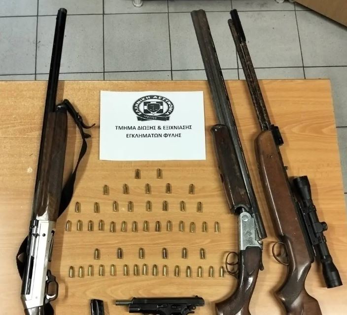 Εντοπίστηκε οπλοστάσιο σε σπίτι στα Άνω Λιόσια – Τρεις συλλήψεις