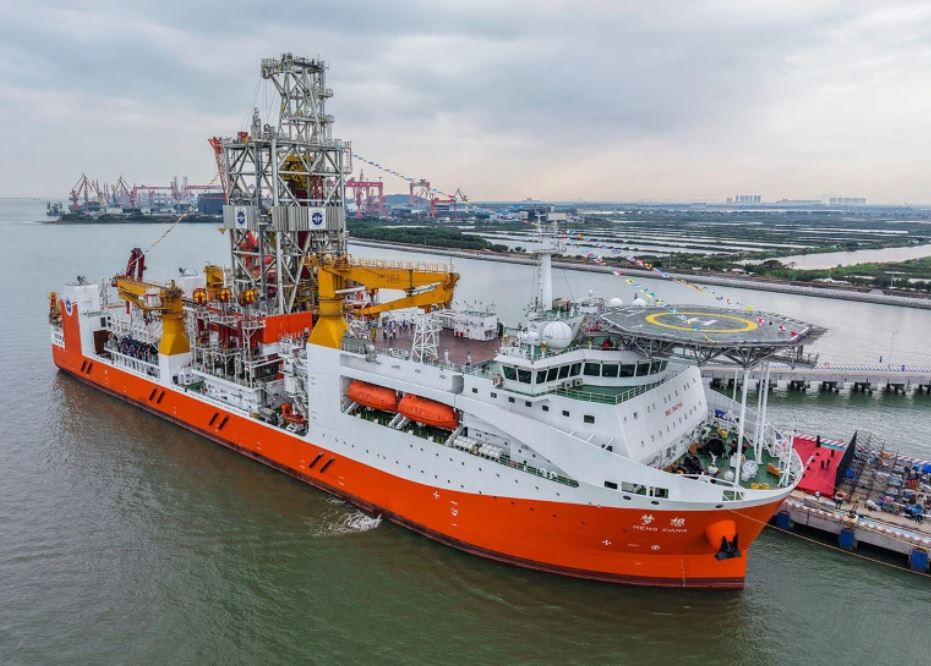 To το κινεζικό πλωτό γεωτρύπανο Meng Xiang θα επιχειρήσει να πετύχει ρεκόρ βάθους στην πρώτη αποστολή του (Liu Dawei/Xinhua)