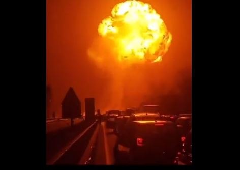 ‘Εκρηξη σε αυτοκινητόδρομο στην Ιταλία: Φορτηγό με αέριο τυλίχθηκε στις φλόγες μετά από σύγκρουση – Δείτε βίντεο