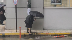 Άνοιξαν οι ουρανοί στην Αττική – Πού έχει διακοπεί η κυκλοφορία