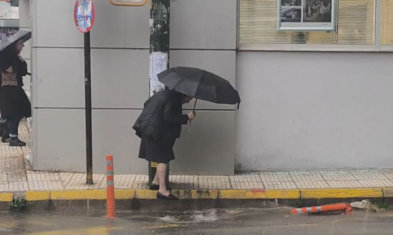 Άνοιξαν οι ουρανοί στην Αττική – Πού έχει διακοπεί η κυκλοφορία