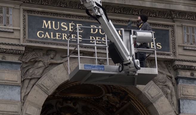 Λούβρο: Κάγκελα ασφαλείας στα παράθυρα του μουσείου μετά την ληστεία του Οκτωβρίου