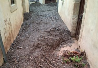 Κακοκαιρία Byron: «Πνίγηκε» στη λάσπη η Μονή Επανωσήφη – Δυνατοί άνεμοι σάρωσαν καταστήματα στον Άγιο Νικόλαο