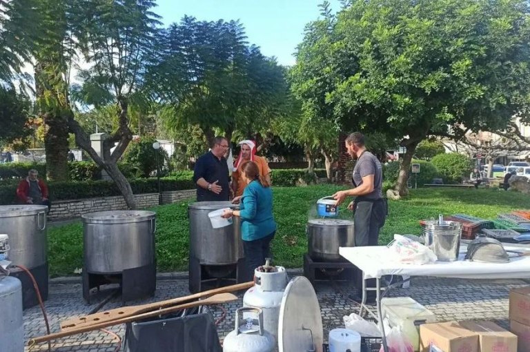 Κρήτη: Κινητοποίηση στο Ρέθυμνο από αγρότες και κτηνοτρόφους – Μοίρασαν κρεατόσουπα στους πολίτες