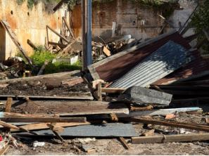 Απομάκρυνση επικίνδυνων υλικών σε εγκαταλελειμμένο ακίνητο στην Άνω Πεύκη