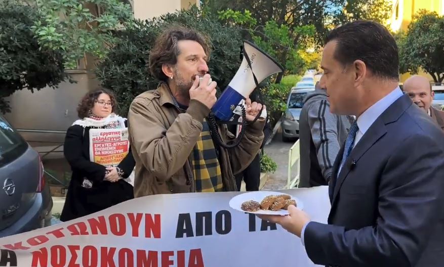 Αγωνιστική υποδοχή στον Γεωργιάδη που πήγε με μελομακάρονα στο «Έλενα Βενιζέλου»