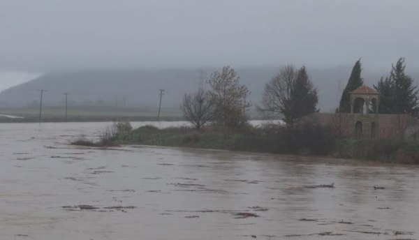 Κακοκαιρία Byron: Συναγερμός στη Λάρισα – Πλημμύρισαν τα πρώτα σπίτια από την υπερχείλιση του Ενιπέα