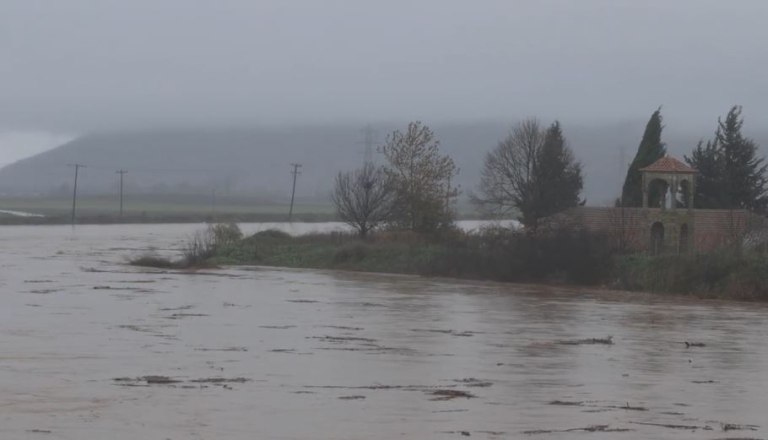 Κακοκαιρία Byron: Συναγερμός στη Λάρισα – Πλημμύρισαν τα πρώτα σπίτια από την υπερχείλιση του Ενιπέα