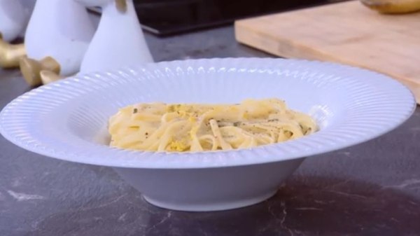 Συνταγή: Λιγκουίνι με σάλτσα λεμονιού και πεκορίνο