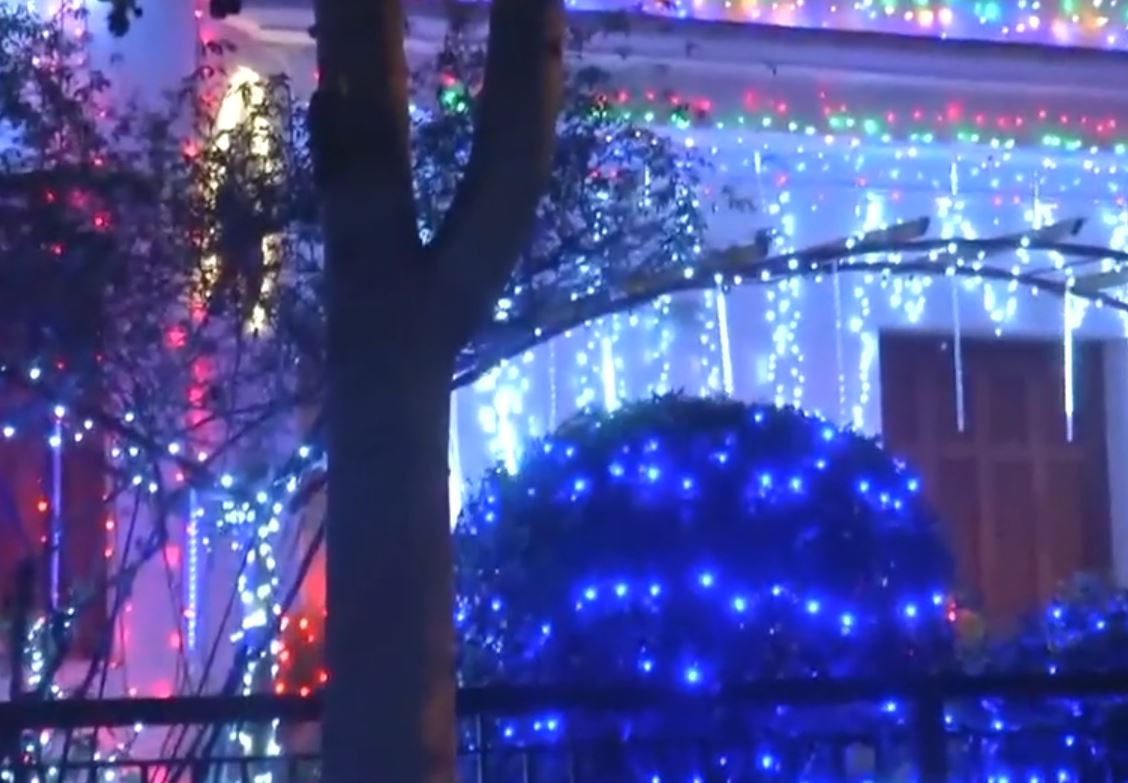 Αυτό είναι το πιο χριστουγεννιάτικο σπίτι της Αθήνας – Πού βρίσκεται