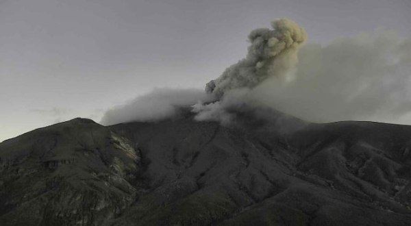 Κολομβία: Το ηφαίστειο Πουρασέ βρυχάται και σκορπά τέφρα