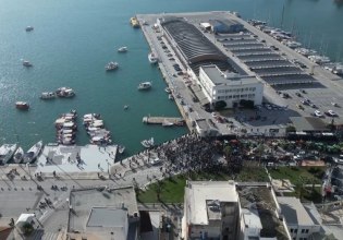 Αποκλεισμένο από τρακτέρ και καΐκια το λιμάνι του Βόλου – Τελεσίγραφο σε αγρότες και αλιείς να αποχωρήσουν