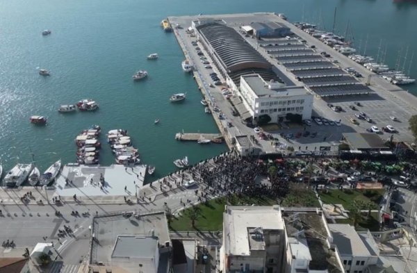 Αποκλεισμένο από τρακτέρ και καΐκια το λιμάνι του Βόλου – Τελεσίγραφο σε αγρότες και αλιείς να αποχωρήσουν
