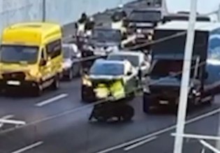 Μοτοσικλετιστής παρέσυρε αστυνομικό στην Αττική Οδό προσπαθώντας να διαφύγει – Βίντεο ντοκουμέντο