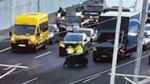 Μοτοσικλετιστής παρέσυρε αστυνομικό στην Αττική Οδό προσπαθώντας να διαφύγει – Βίντεο ντοκουμέντο