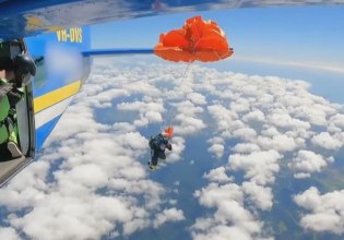 Αυστραλία: Συγκλονιστικό βίντεο – Αλεξίπτωτο τυλίγεται στο φτερό αεροπλάνου και άνδρας αιωρείται στο κενό