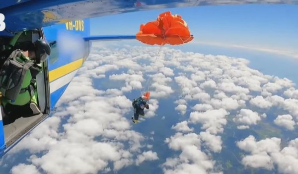 Αυστραλία: Συγκλονιστικό βίντεο – Αλεξίπτωτο τυλίγεται στο φτερό αεροπλάνου και άνδρας αιωρείται στο κενό