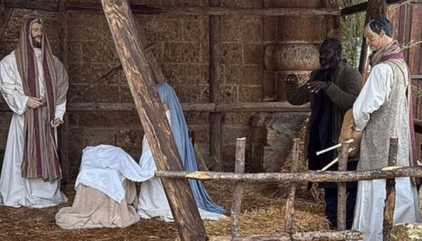 Ιταλία: Φυγάς παρίστανε το άγαλμα σε χριστουγεννιάτικη φάτνη – Τον εντόπισε ο δήμαρχος