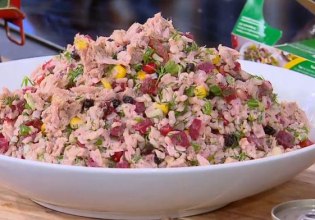 Συνταγή: Τονοσαλάτα με καστανό ρύζι, ρόδι, σταφίδα & λαχανικά