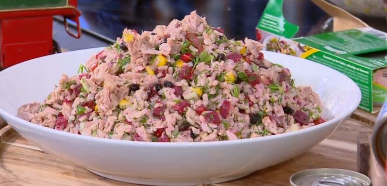 Συνταγή: Τονοσαλάτα με καστανό ρύζι, ρόδι, σταφίδα & λαχανικά