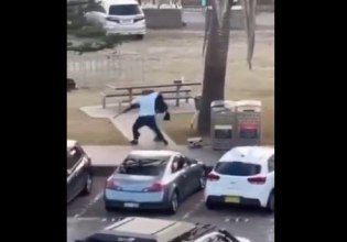 Μακελειό σε παραλία στην Αυστραλία: Η στιγμή που πολίτης αφοπλίζει έναν από τους δύο δράστες – Βίντεο