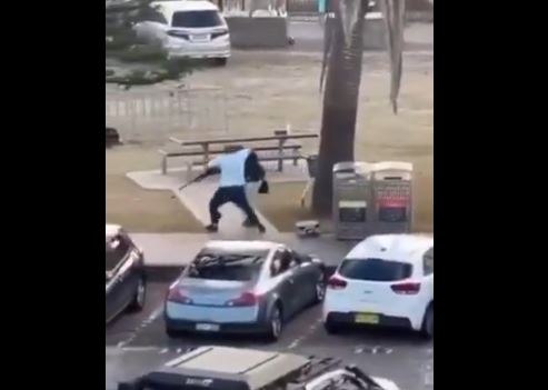 Μακελειό σε παραλία στην Αυστραλία: Η στιγμή που πολίτης αφοπλίζει έναν από τους δύο δράστες – Βίντεο