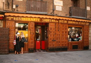 Το παλαιότερο εστιατόριο στον κόσμο συμπλήρωσε 300 χρόνια – Αργοψημένο γουρουνόπουλο και φάντασμα στο κελάρι