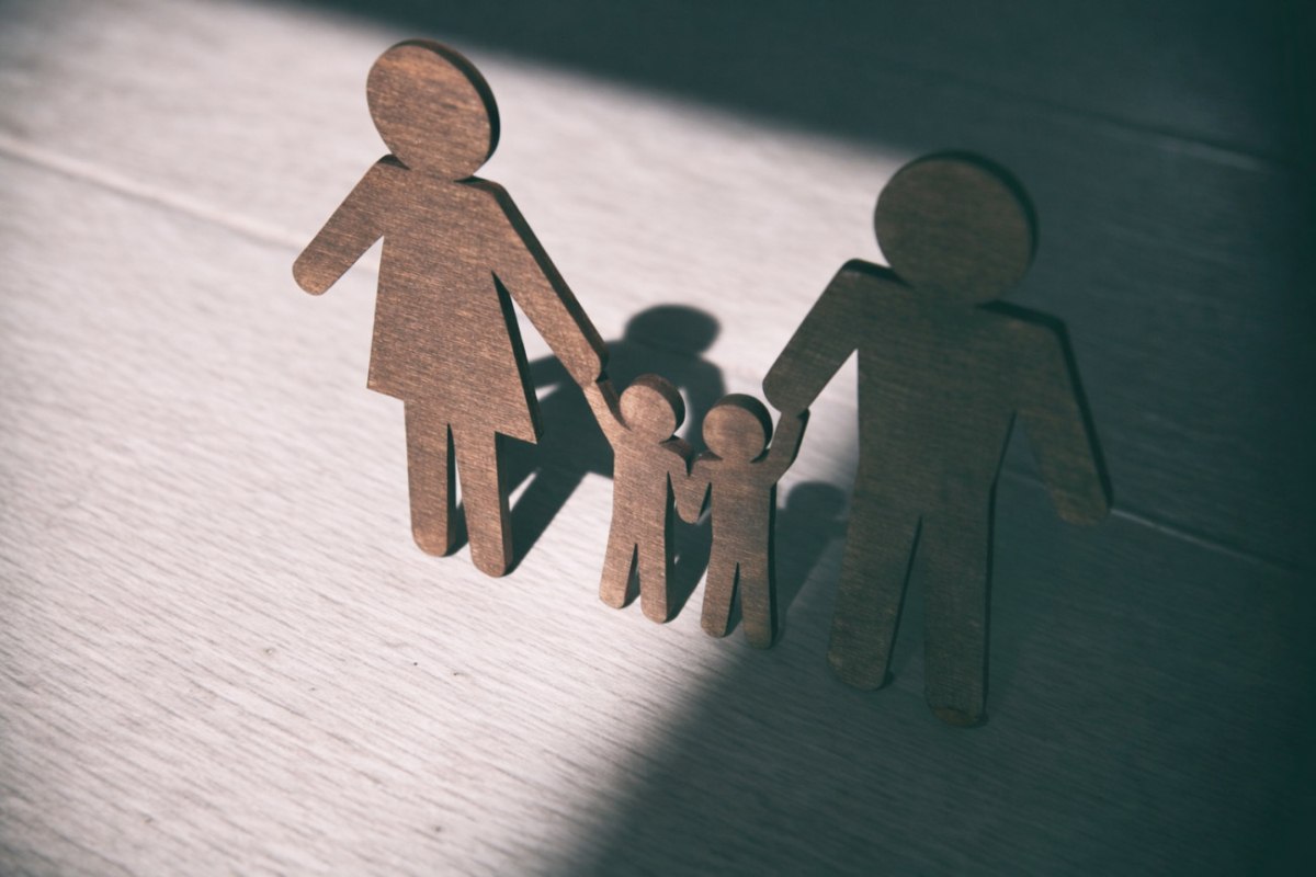 Νέα υπόθεση ενδοοικογενειακής βίας: Πατέρας και η σύντροφός του δέχθηκαν επίθεση κατά την παράδοση των παιδιών