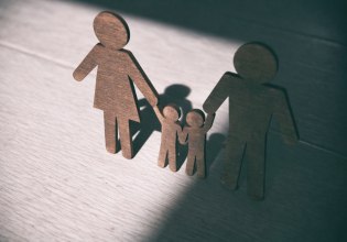 Νέα υπόθεση ενδοοικογενειακής βίας: Πατέρας και η σύντροφός του δέχθηκαν επίθεση κατά την παράδοση των παιδιών