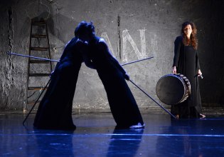 «Αντί-γονοι»: Έρχονται για 3 Πέμπτες του Ιανουαρίου στο Θέατρο Ροές