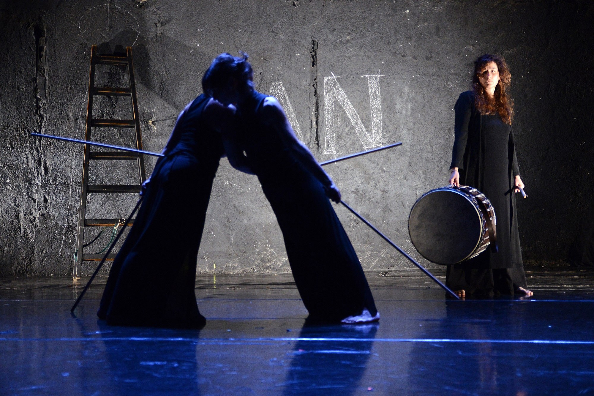 «Αντί-γονοι»: Έρχονται για 3 Πέμπτες του Ιανουαρίου στο Θέατρο Ροές