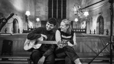 Η Lotte Betts-Dean, οι δυσκολίες στην Ελλάδα και το μέλλον: Ο Δημήτρης Σουκαράς μεγάλωσε μέσα στη μουσική