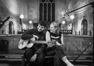 Η Lotte Betts-Dean, οι δυσκολίες στην Ελλάδα και το μέλλον: Ο Δημήτρης Σουκαράς μεγάλωσε μέσα στη μουσική