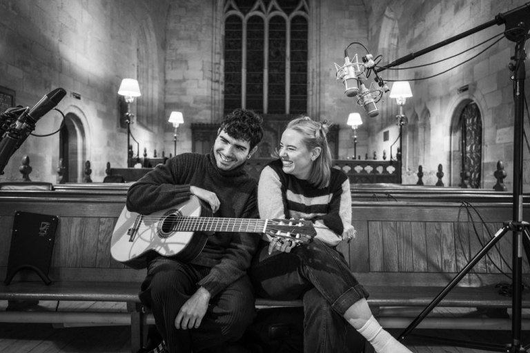 Η Lotte Betts-Dean, οι δυσκολίες στην Ελλάδα και το μέλλον: Ο Δημήτρης Σουκαράς μεγάλωσε μέσα στη μουσική