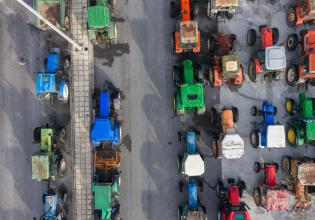 Αγρότες: Φουντώνει η οργή τους – «Λάδι στη φωτιά» η μεταφορά του ΟΠΕΚΕΠΕ στην ΑΑΔΕ