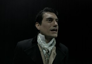 «Dracula»: Βασισμένο στο πρωτότυπο μυθιστόρημα του Bram Stoker, μέχρι τις 28/12 στο θέατρο Πόρτα
