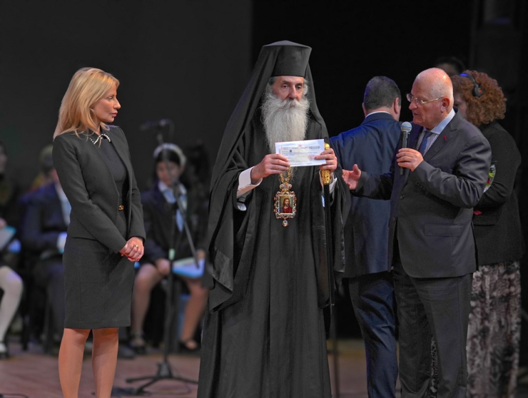 Ολυμπιακός: Προσφορά και αγάπη στην Ιερά Μητρόπολη του Πειραιά (pics)