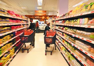 Ακρίβεια: Από το χωράφι, στο ράφι – Πώς εκτοξεύονται οι τιμές στα τρόφιμα που καταλήγουν στα σούπερ μάρκετ