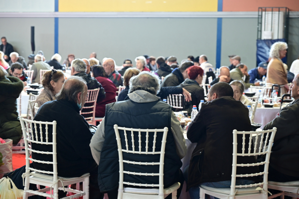 Δήμος Αθηναίων: Χριστουγεννιάτικο Γεύμα Αγάπης σε άστεγους και οικονομικά ευάλωτους πολίτες