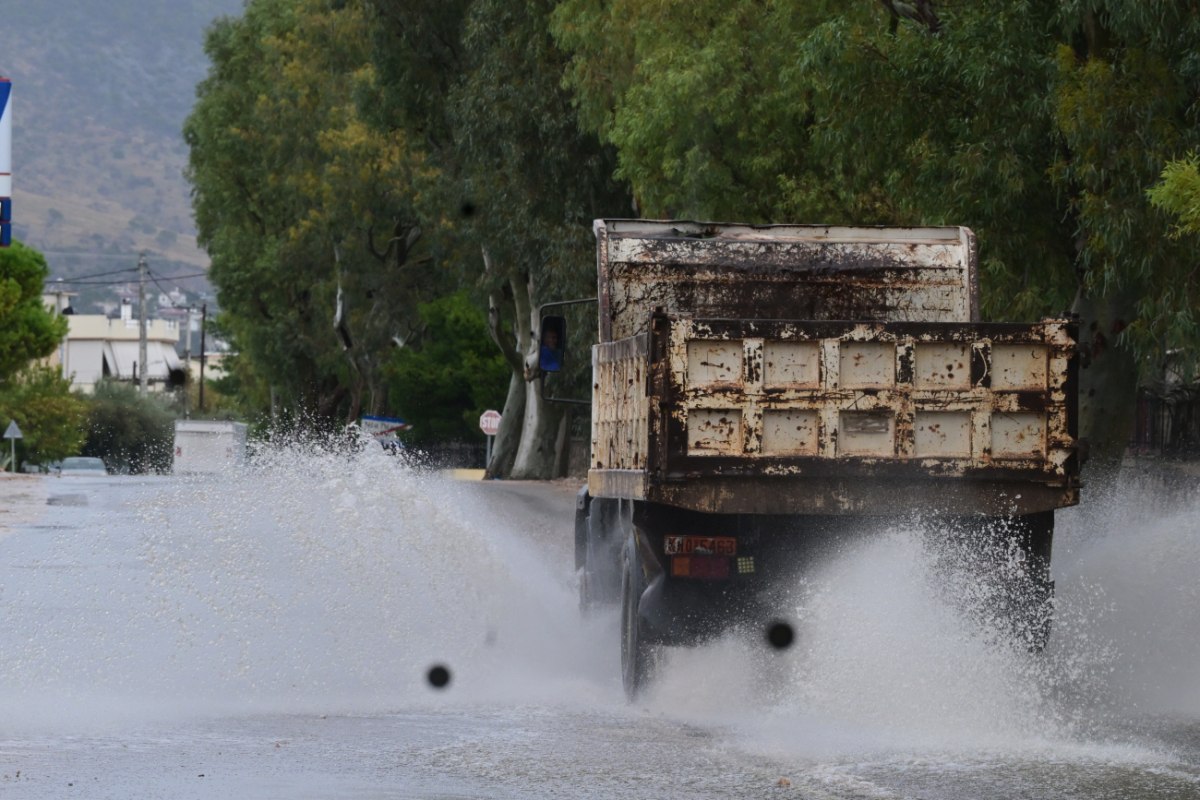 Κακοκαιρία Byron: Πλημμυρισμένοι δρόμοι και διακοπές κυκλοφορίας σε Πιερία, Χαλκιδική και Ημαθία