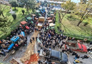 Καβάλα: Αποκλεισμός του κτιρίου της Αντιπεριφέρειας από τους αγρότες – Έριξαν άχυρα, σταφύλια και γάλα