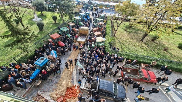 Καβάλα: Αποκλεισμός του κτιρίου της Αντιπεριφέρειας από τους αγρότες – Έριξαν άχυρα, σταφύλια και γάλα