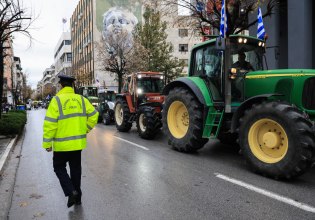 Πυκνώνουν τα μπλόκα, σε εθνικές, δρόμους και τελωνεία – Κάθοδος τρακτέρ στη Λάρισα για τους συλληφθέντες αγρότες