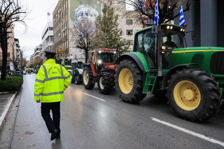 Πυκνώνουν τα μπλόκα, σε εθνικές, δρόμους και τελωνεία – Κάθοδος τρακτέρ στη Λάρισα για τους συλληφθέντες αγρότες