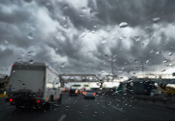 Κακοκαιρία Byron: Άνοιξε η αριστερή λωρίδα της Αθηνών-Κορίνθου στα διόδια Ελευσίνας – Ταλαιπωρία για εκατοντάδες οδηγούς