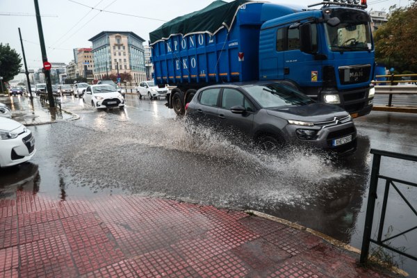 Κακοκαιρία Byron:  Σε λίμνες μετατράπηκαν οι δρόμοι σε Μάνδρα και Νέα Πέραμο – Μπαράζ μηνυμάτων από 112