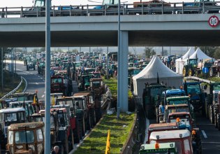 Αλύγιστοι οι αγρότες ετοιμάζονται για μετωπική με την κυβέρνηση – Συνεχίζουν με αποκλεισμό του λιμανιού του Βόλου