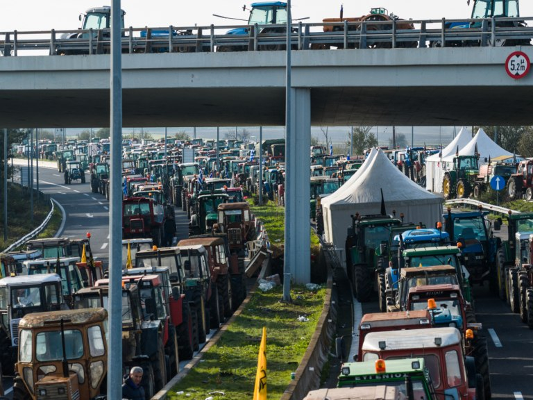 Αγρότες: Κλείνουν αύριο τις σήραγγες των Τεμπών για τα φορτηγά – Συνεχίζουν το άνοιγμα διοδίων